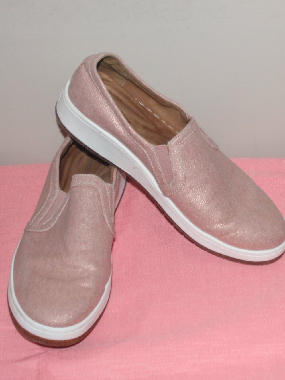 10A   EC LADIES AETREX SLIP ON SHOES - 9 - PINK